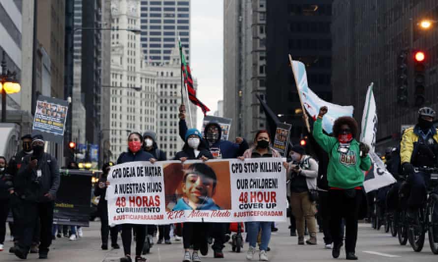 Chicago sous le choc face à la vidéo d'un adolescent de 13 ans abattu par la police (ÂMES SENSIBLES S'ABSTENIR)