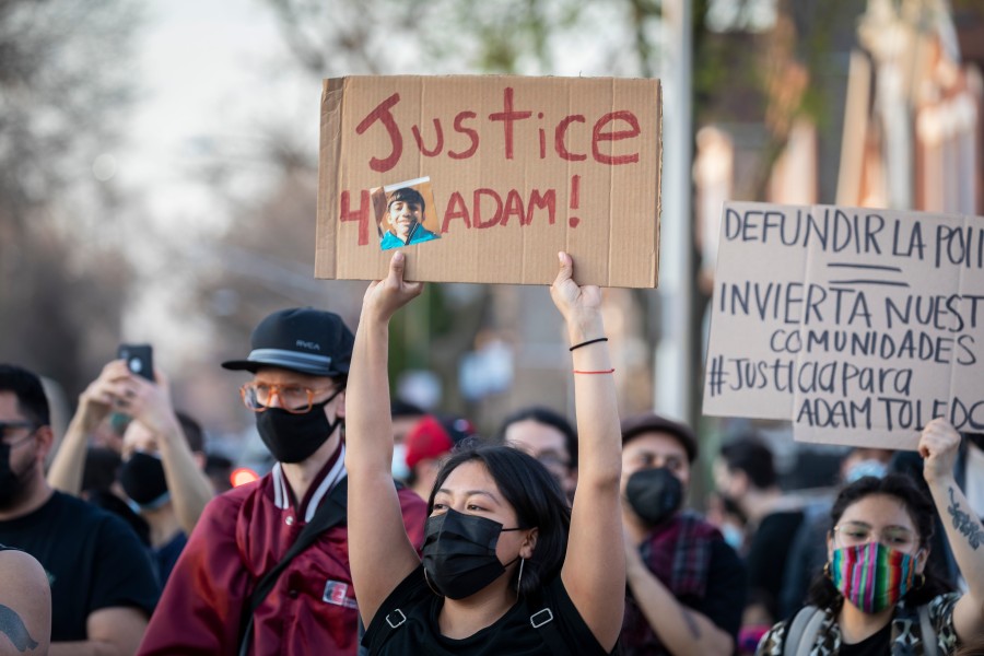 Chicago sous le choc face à la vidéo d'un adolescent de 13 ans abattu par la police (ÂMES SENSIBLES S'ABSTENIR) Chicago sous le choc face à la vidéo d'un adolescent de 13 ans abattu par la police (ÂMES SENSIBLES S'ABSTENIR)