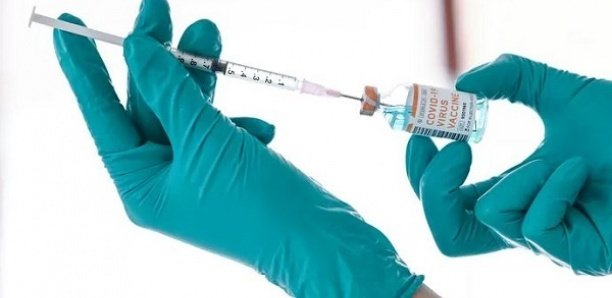 Vaccins contre la Covid-19 : "Trois morts (déjà) au Sénégal"