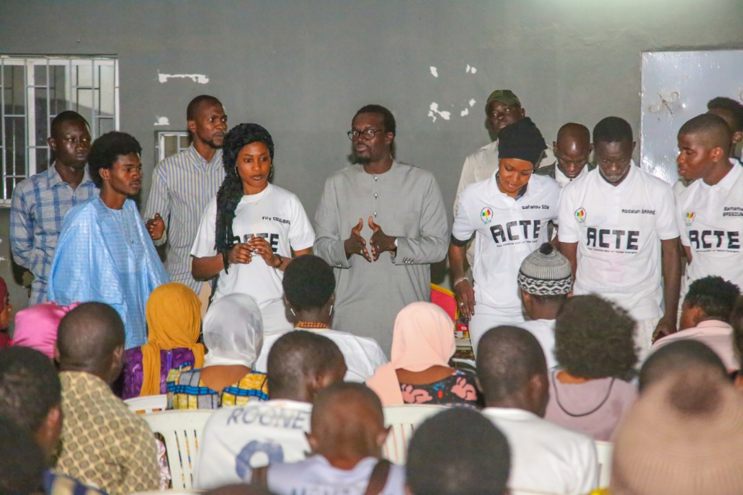 Le DG de la SICAP, Mamadou Kassé, partage le "Ndogou" avec des étudiants de Tamba (IMAGES)