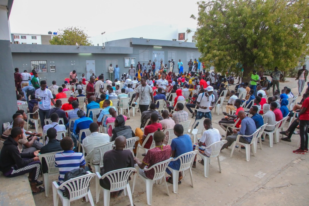 Le DG de la SICAP, Mamadou Kassé, partage le "Ndogou" avec des étudiants de Tamba (IMAGES)