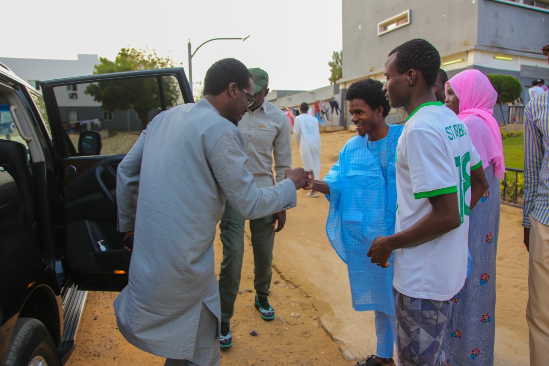 Le DG de la SICAP, Mamadou Kassé, partage le "Ndogou" avec des étudiants de Tamba (IMAGES)
