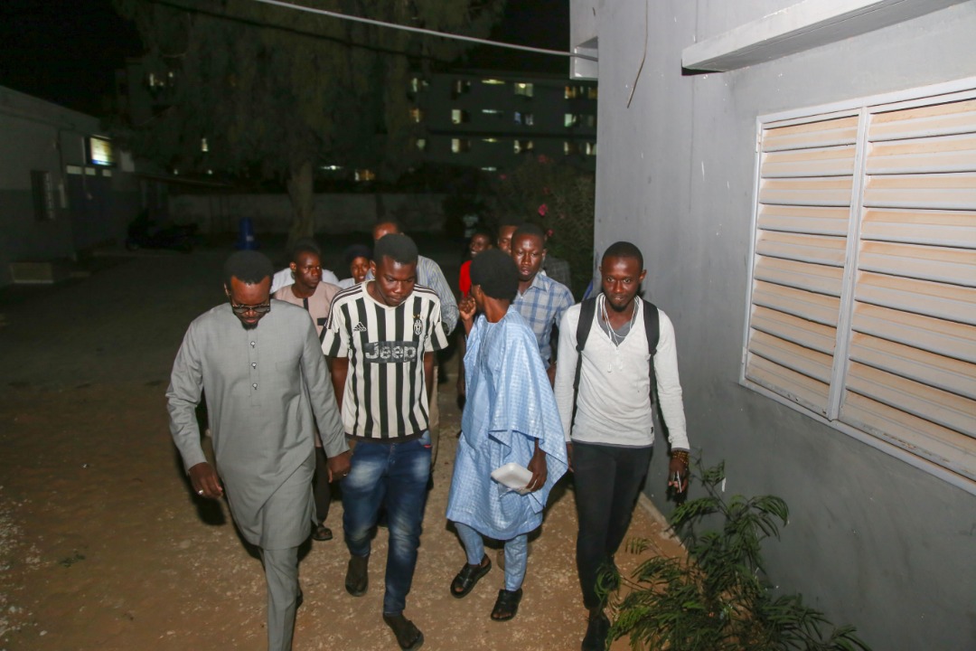 Le DG de la SICAP, Mamadou Kassé, partage le "Ndogou" avec des étudiants de Tamba (IMAGES)