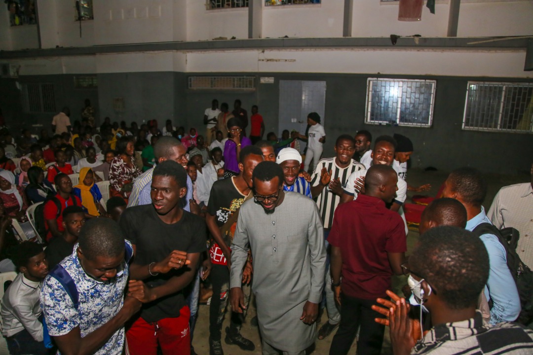 Le DG de la SICAP, Mamadou Kassé, partage le "Ndogou" avec des étudiants de Tamba (IMAGES)