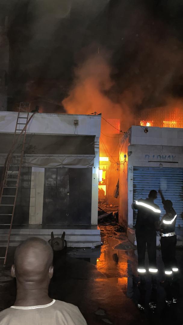 Bilan provisoire de l'incendie au marché central de Kaolack : 05 cantines, un magasin et un dépôt ravagés par les flammes.