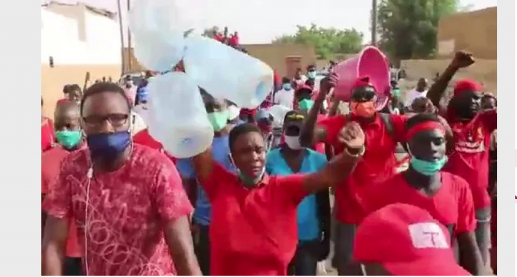 Macky Sall accueilli par des brassards rouges à Koumpentoum