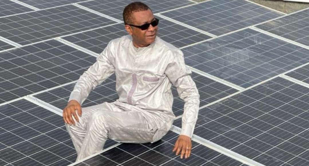 YOUSSOU NDOUR ET SON ÉPOUSE SE METTENT AU SOLAIRE