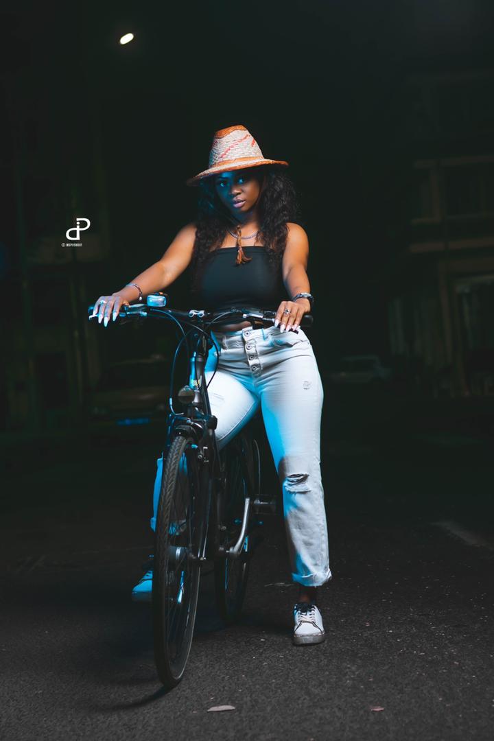 Ce que prépare la chanteuse Dieyna, une vraie beauté plus pimpante que jamais ( texte et photos)