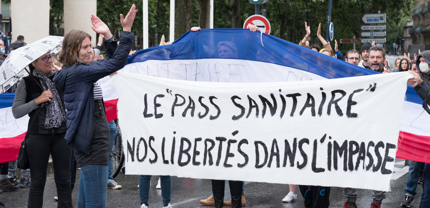 France : grogne contre le pass sanitaire, heurts à Paris