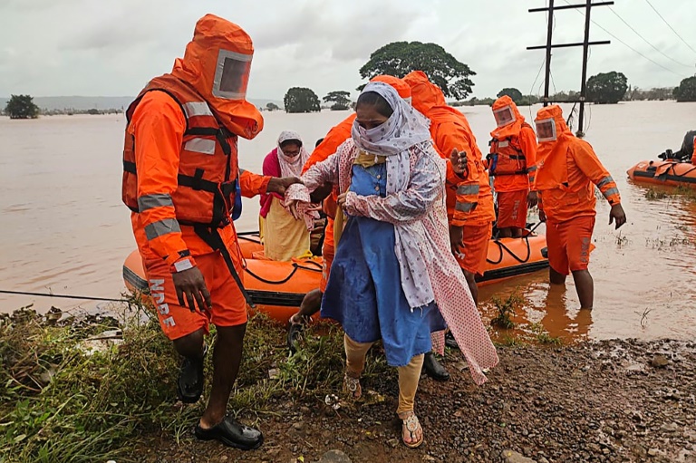 Mousson en Inde : le bilan s'alourdit, les secours s'activent