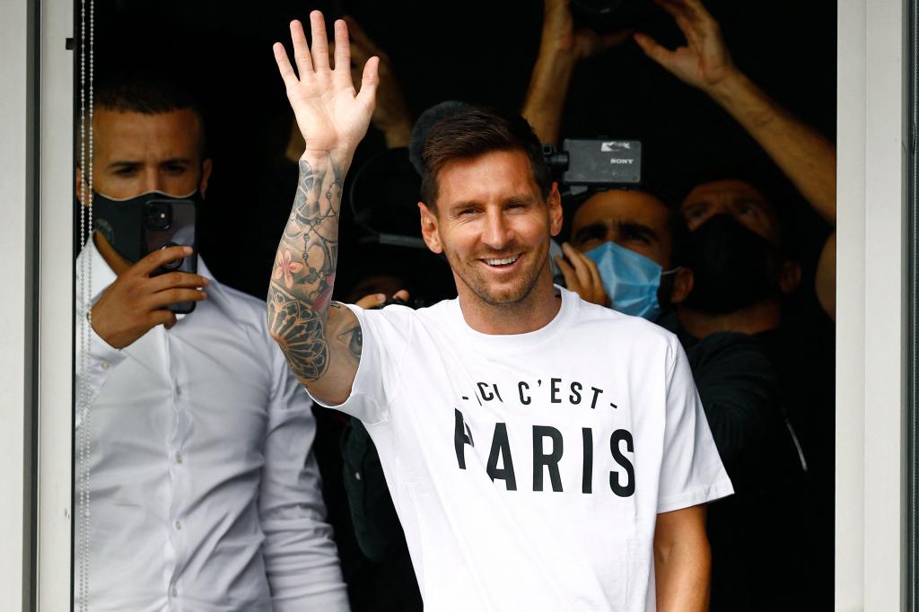 Lionel Messi est arrivé à Paris avec un T-Shirt "Ici c'est Paris".