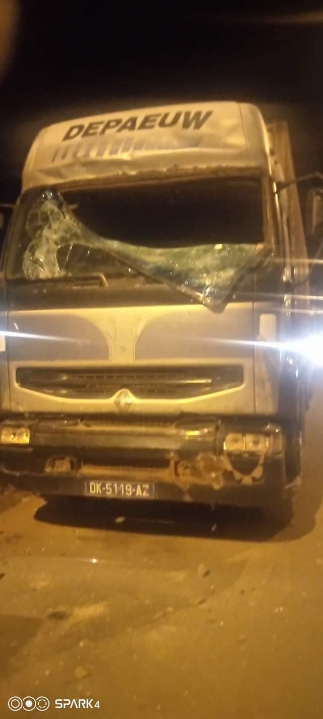 Ça dégénère au niveau de la frontière terrestre entre le Mali et le Sénégal !  En dépit de l'appel au calme des autorités, des camions Sénégalais caillassés (VIDÉOS)