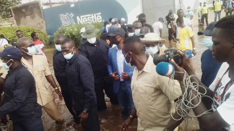 Inondations : Le ministre Antoine Félix Diome en action ! Inondations : Le ministre Antoine Félix Diome en action !