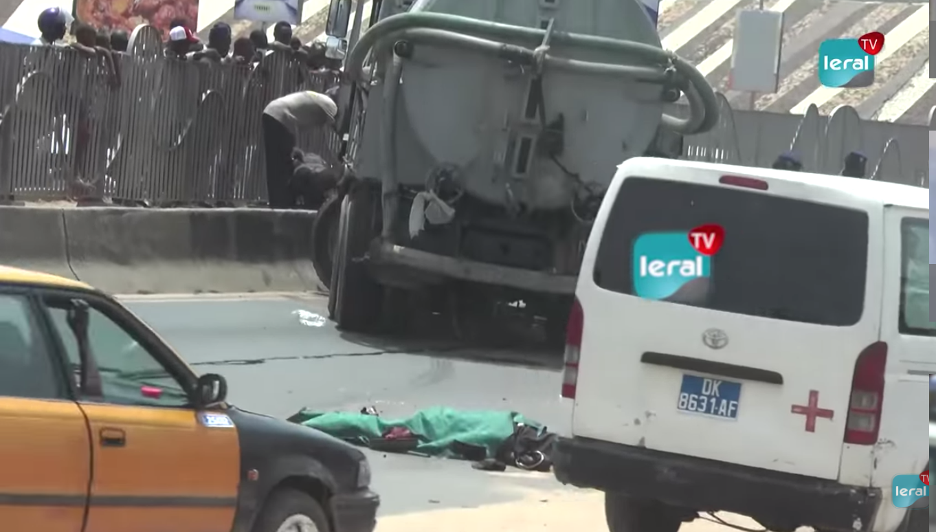 Urgent / Patte d'Oie: Un conducteur de scooter mortellement écrasé par un camion (image choquante, âmes sensibles s'abstenir)