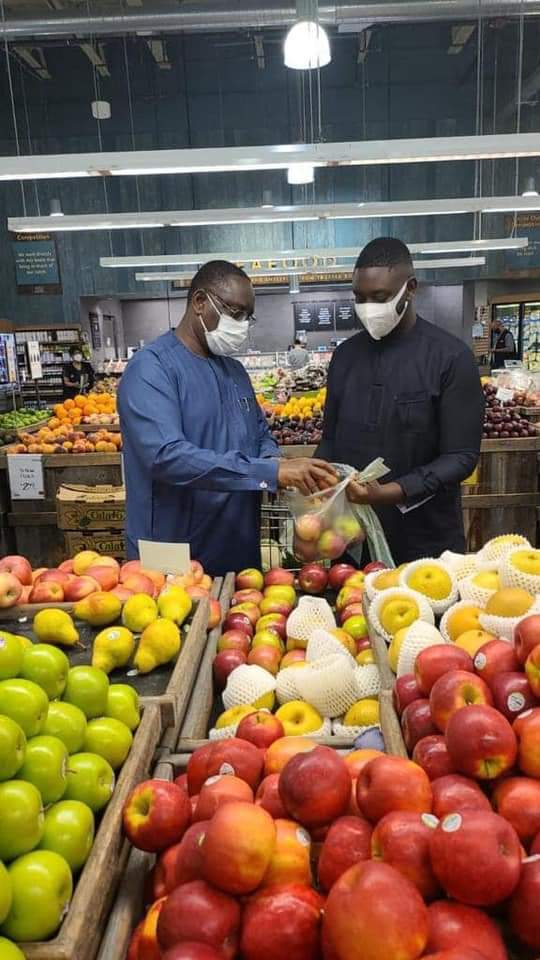 Macky fait ses courses à New-York (images)