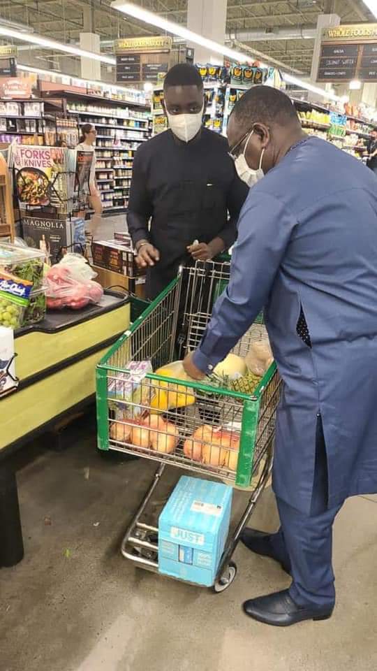 Macky fait ses courses à New-York (images)