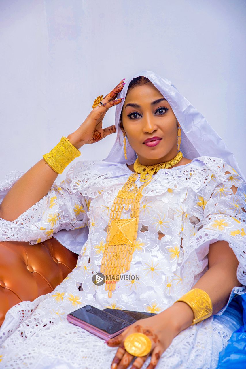 "Sagnssé" le jour du Magal – Pourquoi ces critiques bêtes et méchantes dans la presse en ligne contre Adja Ngoya Fall ? "Sagnssé" le jour du Magal – Pourquoi ces critiques bêtes et méchantes dans la presse en ligne contre Adja Ngoya Fall ?