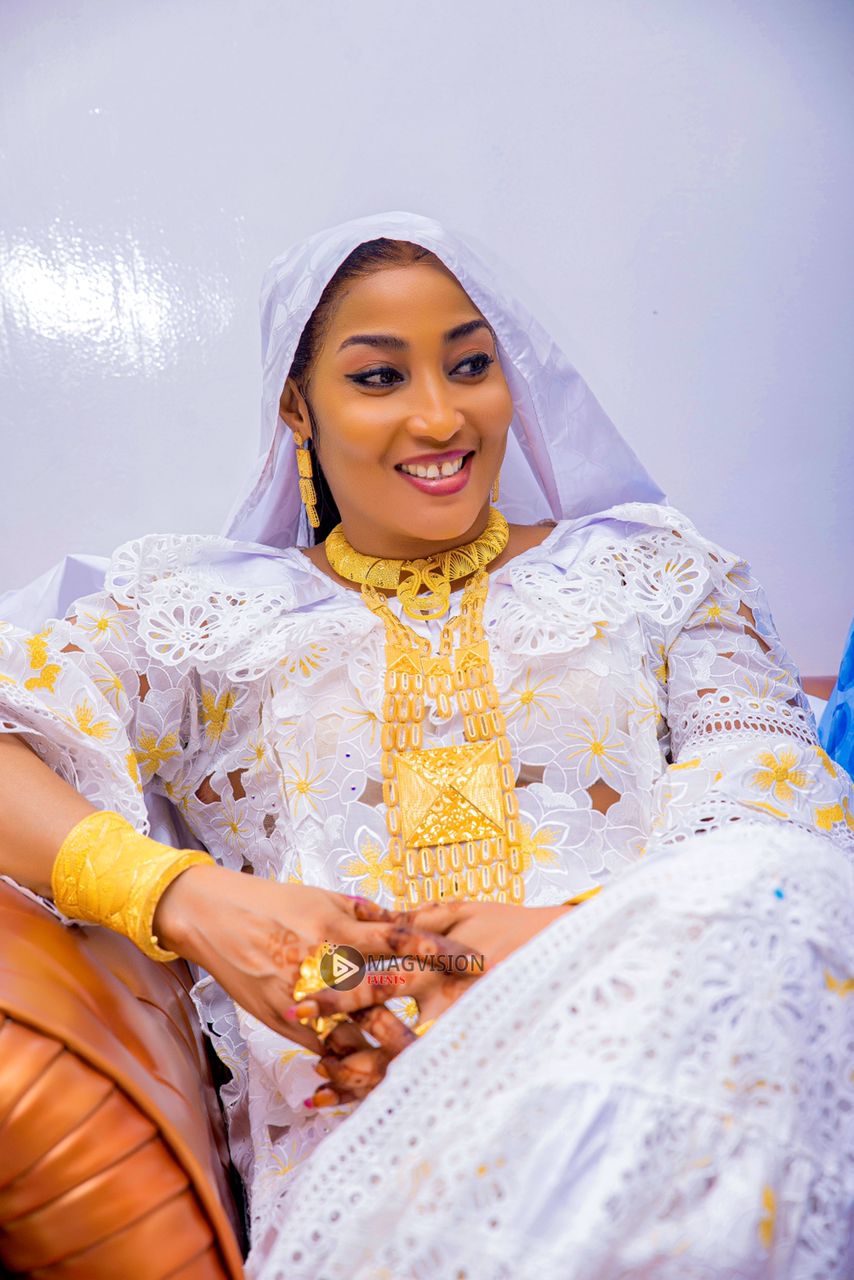 "Sagnssé" le jour du Magal – Pourquoi ces critiques bêtes et méchantes dans la presse en ligne contre Adja Ngoya Fall ? "Sagnssé" le jour du Magal – Pourquoi ces critiques bêtes et méchantes dans la presse en ligne contre Adja Ngoya Fall ?