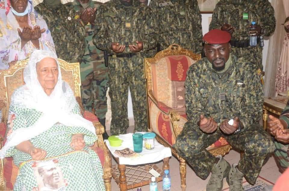 Guinée- Le Colonel Mamadi Doumbouya chez Hadja André Touré, épouse du Pr Ahmed Sékou Touré