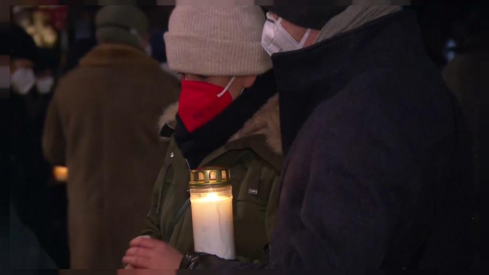 Face à la pandémie de Covid-19, la population européenne oscille entre colère et recueillement