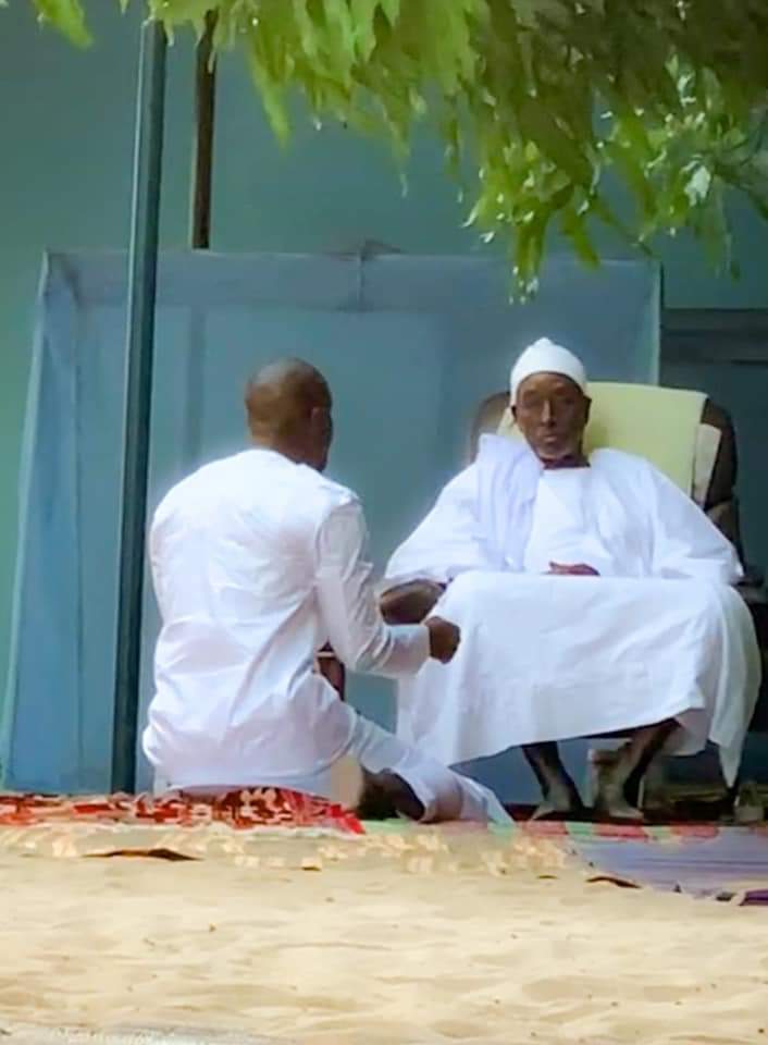 Ousmane Sonko reçu par Serigne Cheikh Saliou, fils aîné de Serigne Saliou Mbacké (IMAGES)