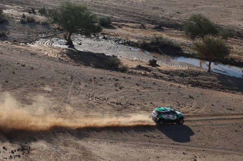 Le Paris-Dakar finalement stoppé après l'explosion d'un véhicule?