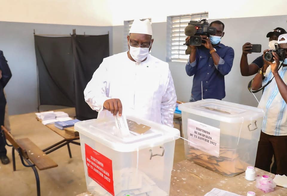 Loin de Dakar, objet de toutes les convoitises, le Président Macky Sall a voté à Fatick, son fief natal (PHOTOS)