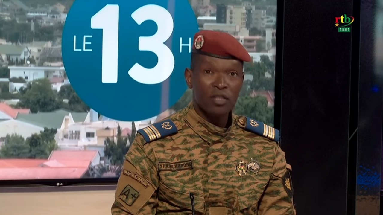 Burkina Faso: la junte rétablit la Constitution tout en donnant le pouvoir aux militaires