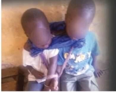 Maltraitance: Une dame cruelle torture deux enfants de 3 et 4 ans