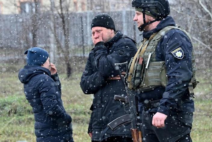 Autour de fosses communes ou dans la rue, Boutcha pleure ses morts après le retrait russe