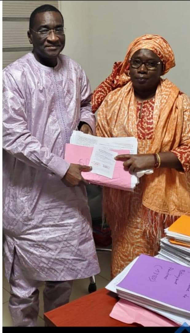 ​Scrutin Législatif : Mamadou Racine Sy remet 30 000 signatures à Benno Book Yakaar.