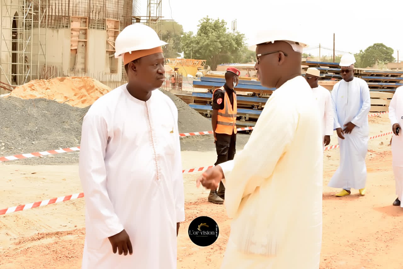(Image) :Le directeur général de la SN HLM, Coordonnateur de la coalition benno bokk yakaar et de Tivaouane et de l'APR, Président de TBF (Tivaouane Ba Faaw) Mamadou Diagne SY MBENGUE avec Monsieur le Président de la République Macky SALL à Tivaouane