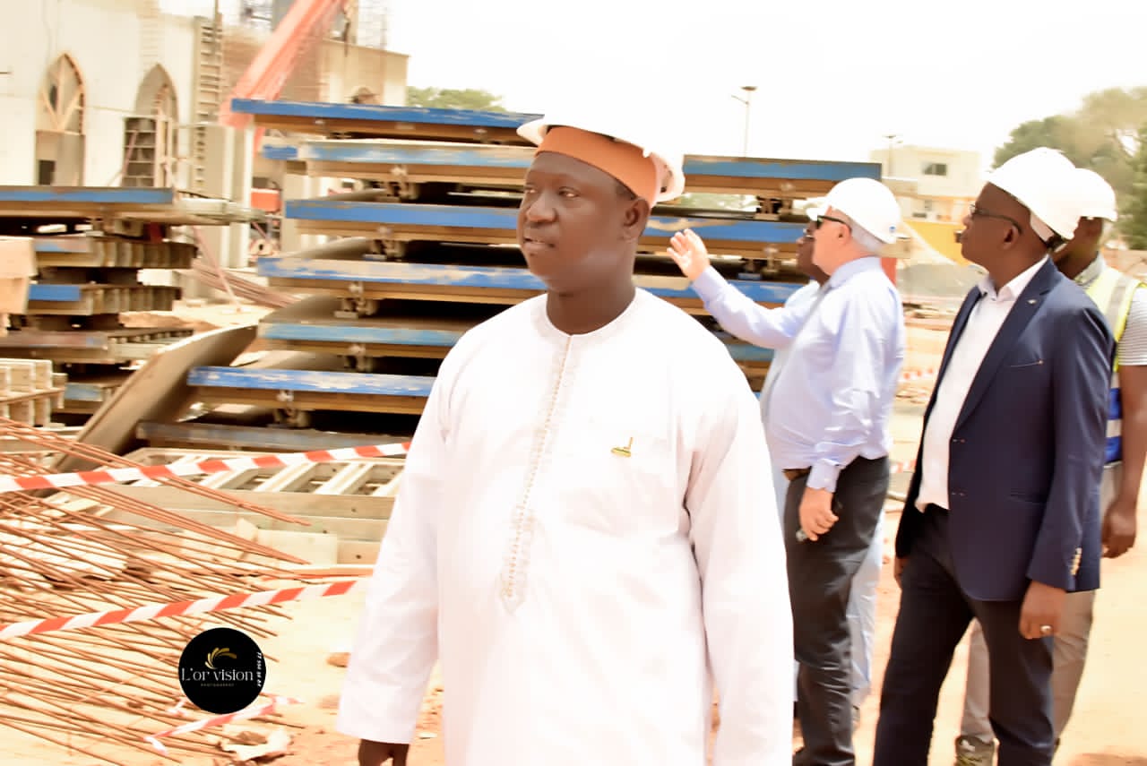 (Image) :Le directeur général de la SN HLM, Coordonnateur de la coalition benno bokk yakaar et de Tivaouane et de l'APR, Président de TBF (Tivaouane Ba Faaw) Mamadou Diagne SY MBENGUE avec Monsieur le Président de la République Macky SALL à Tivaouane