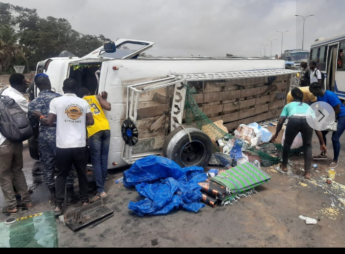 Autoroute à péage: Un "Ndiaga Ndiaye" se renverse, 27 blessés enregistrés dont 2 dans un état grave