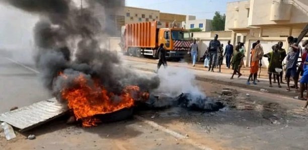 Dahra Djoloff : 7 étudiants arrêtés par la gendarmerie pour avoir barré la route et brûlé des pneus devant la mairie
