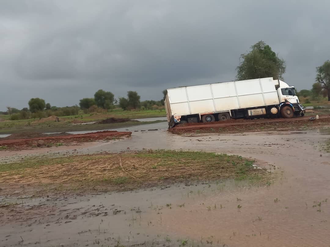 Sortie autoroute à péage (Rond point Keur Balla) - Résidence Nianing 2- l'hôtel Ria : la piste construite par Loum Diagne a cédé sous le poids des eaux.