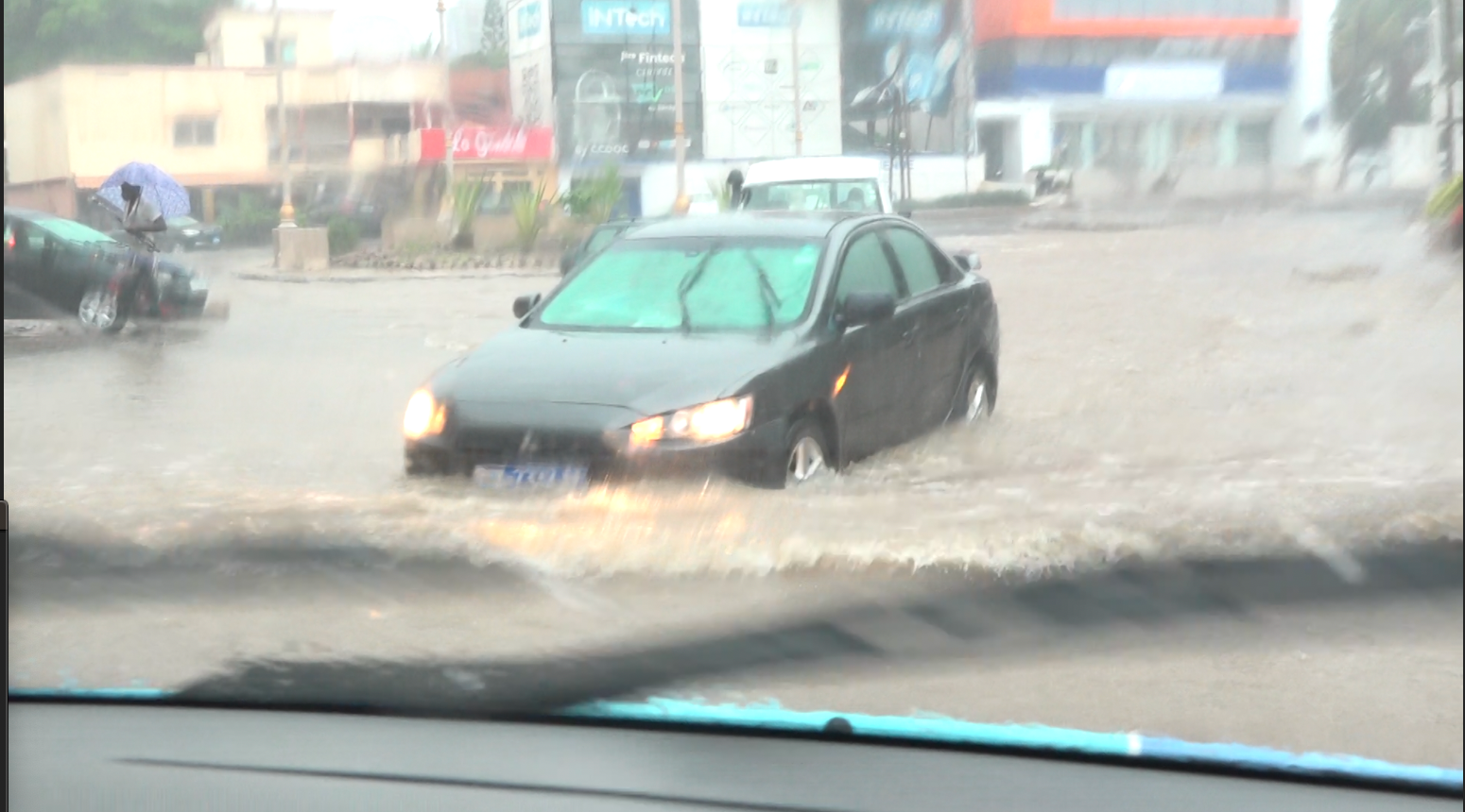 Pluie diluvienne à Dakar: les quartiers périphériques pataugent