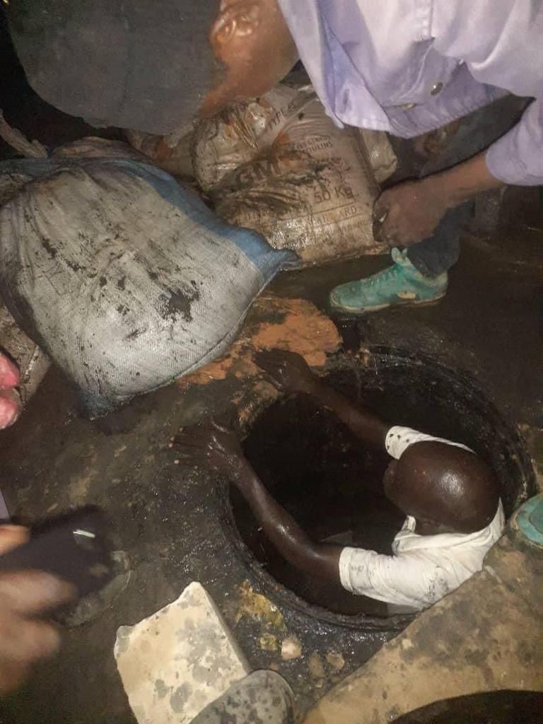 Inondations: Les images incroyables des égouts sabotés avec du... Inondations: Les images incroyables des égouts sabotés avec du...