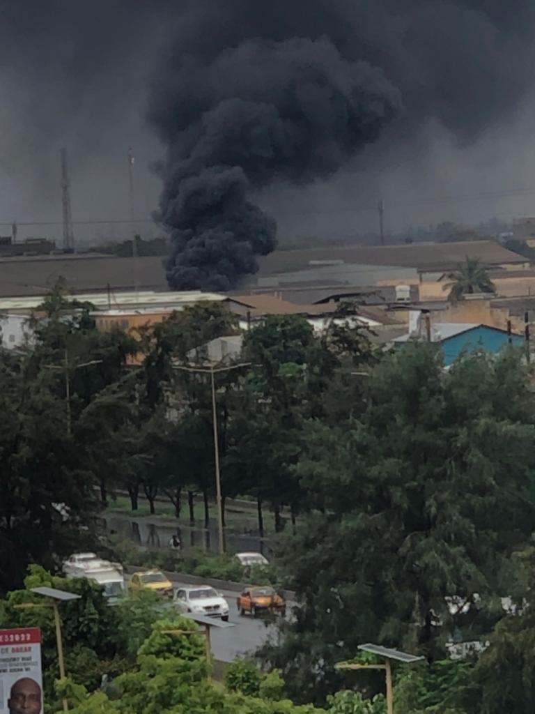 URGENT- La zone industrielle en feu, l'incendie dégage un impressionnant panache de fumée noire