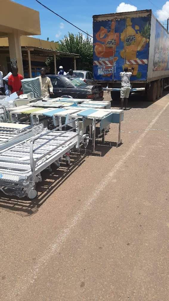 Gabrielle Kane reçoit les prières et bénédictions de Thierno Samassa et des érudits du Fouta Gabrielle Kane reçoit les prières et bénédictions de Thierno Samassa et des érudits du Fouta