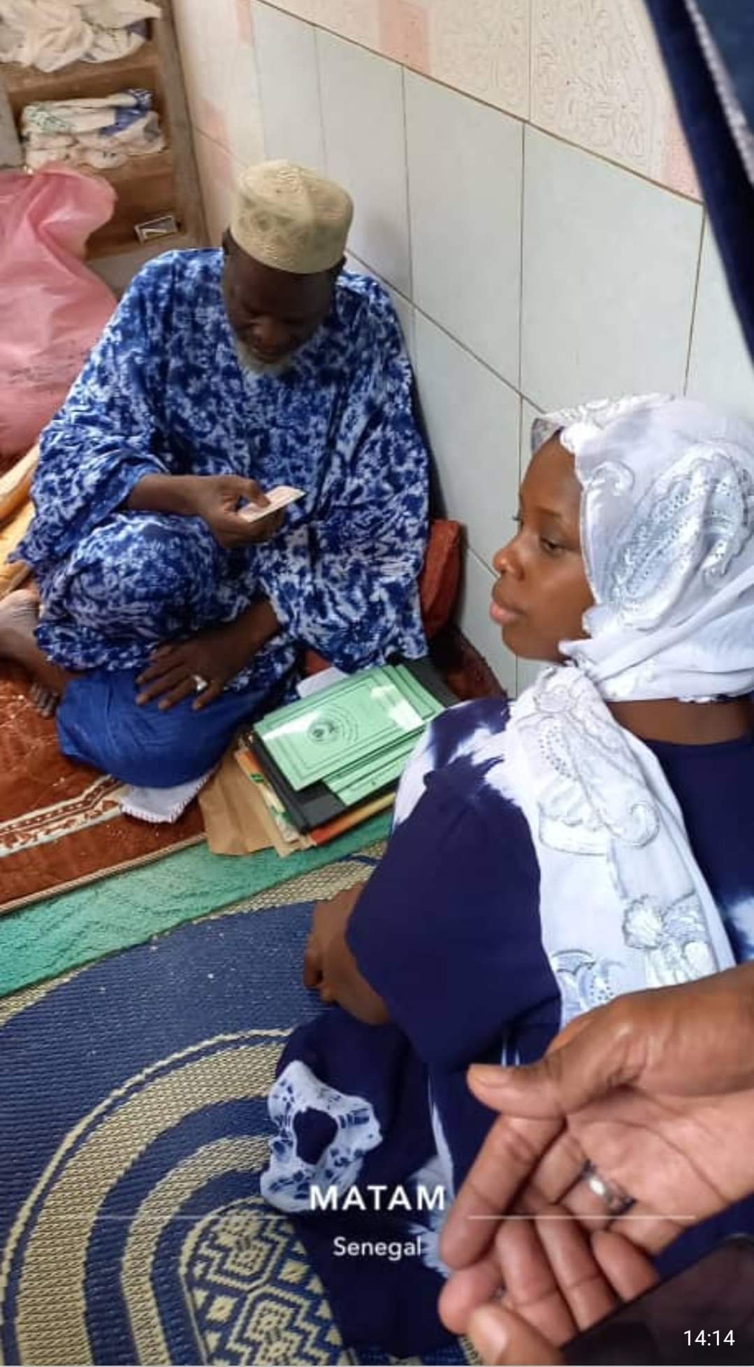 Gabrielle Kane reçoit les prières et bénédictions de Thierno Samassa et des érudits du Fouta Gabrielle Kane reçoit les prières et bénédictions de Thierno Samassa et des érudits du Fouta