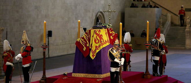 Le cercueil de la Reine Elizabeth II exposé au Palais de Westminster