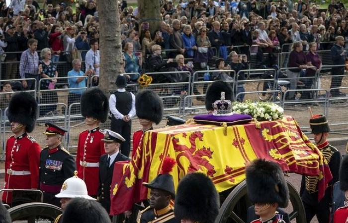 Le cercueil de la Reine Elizabeth II exposé au Palais de Westminster