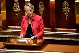 En France, la Première ministre échappe à la censure, malgré le soutien du RN à la Nupes