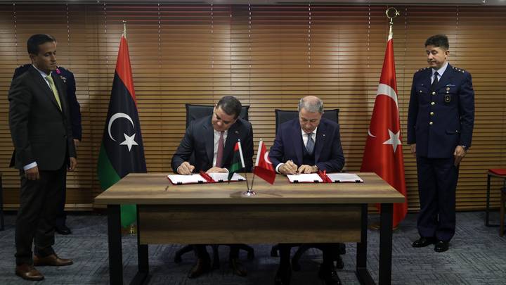La Turquie et la Libye signent des accords sur le renforcement de la coopération militaire