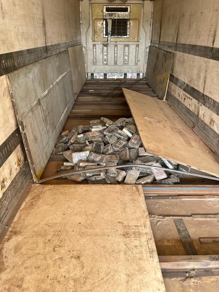 ESTIMÉE À... 24.000.000.000 de francs cfa -  SAISIE HISTORIQUE DE 300 KG DE COCAÏNE PAR LA DOUANE SÉNÉGALAISE