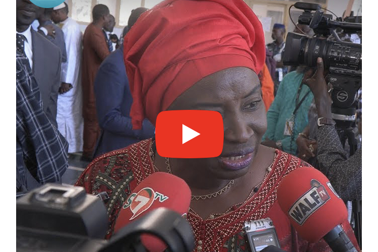 Mimi Touré avertit: "Tekk si souf le 3ème mandat et parler aussi des 1 000 milliards qui les mouille"
