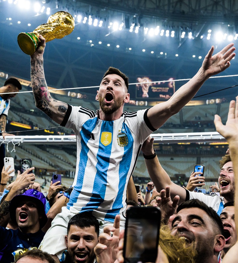 🚨 RECORD ! La photo de Messi avec le trophée de la Coupe du Monde devient la photo la plus likée de l'histoire d'Instagram avec plus de 56 millions de likes !