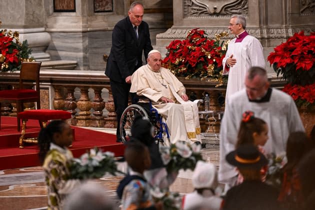 Lors de la messe de Noël, le pape François dénonce la "soif de pouvoir" de certains qui conduit à "dévorer leurs voisins"