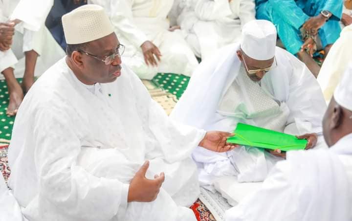 Le Chef de l’Etat Macky SALL a effectué la prière du vendredi à la  Grande Mosquée Thierno Mouhamadou Thierno Seydou BA de Bopp.